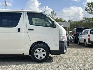 Toyota HiAce 2018 White
