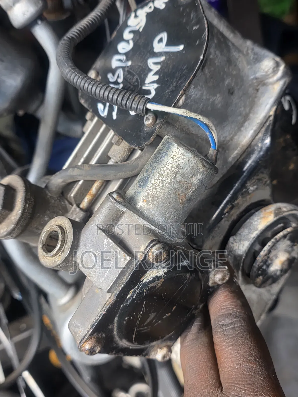 Land Rover Self-Levelling Suspension Pump.