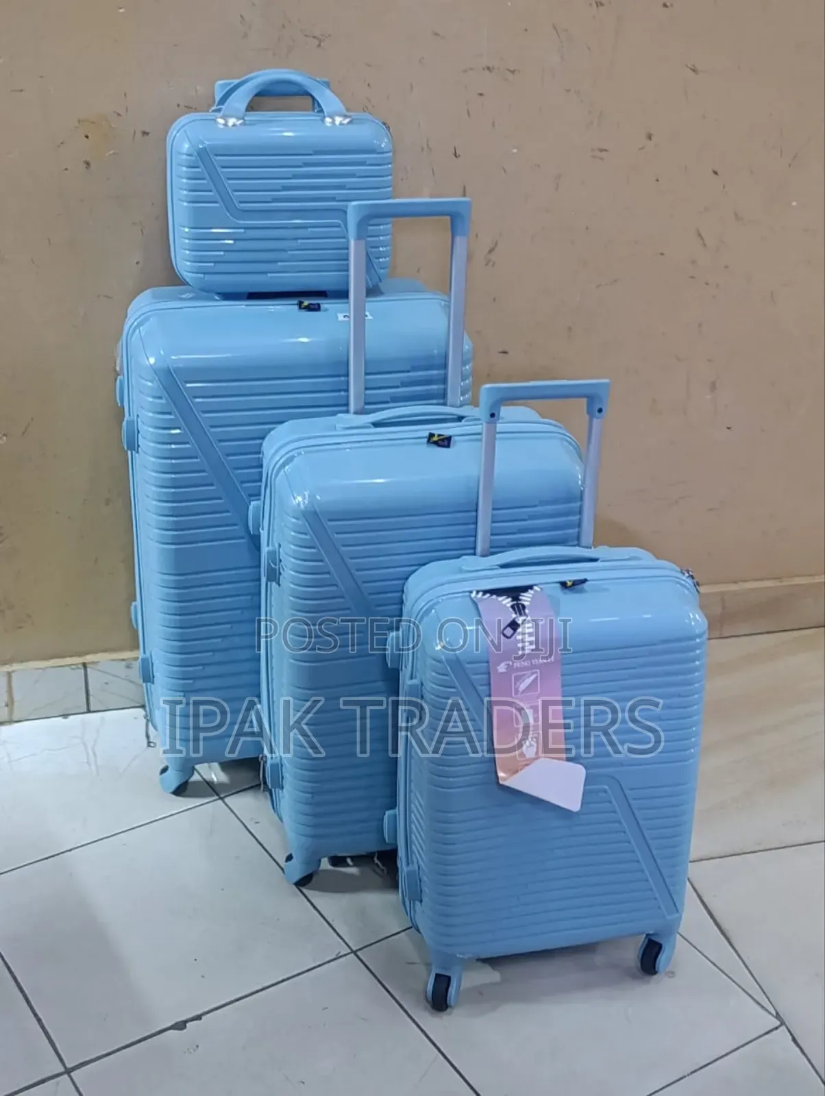*4 in 1 Luxurious Unbreakable Suitcase*
 *Size 3*
