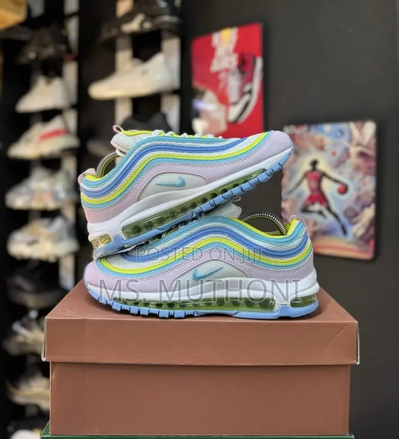 Nike Air Max Sneaker in a Multi-Color Pastel Sizes : 38 to 41