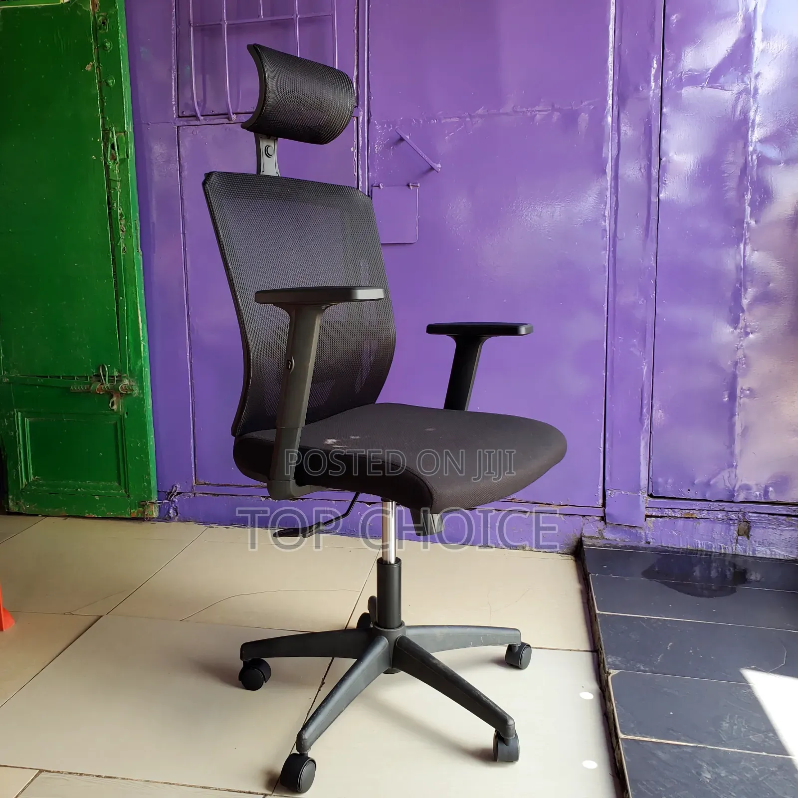 Ergonomic Office Chair. Adjustable Arms