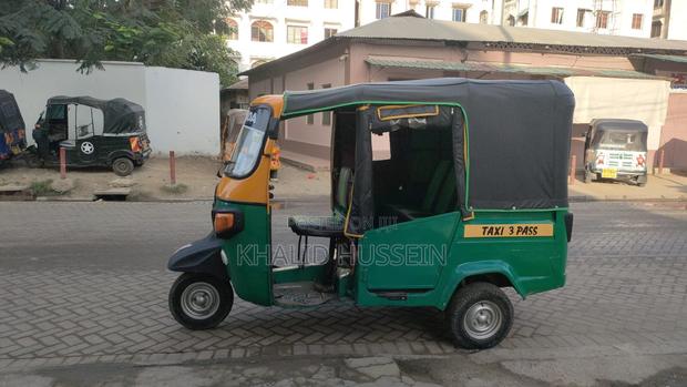 Piaggio 2022 Green - main view