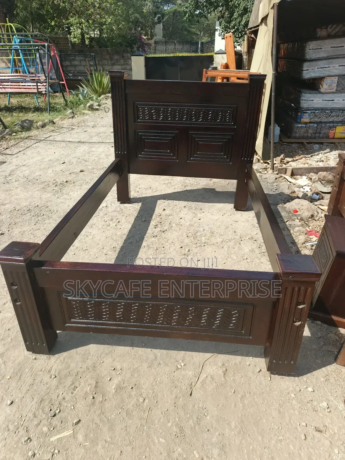 Mahogany 4 by 6 Bed