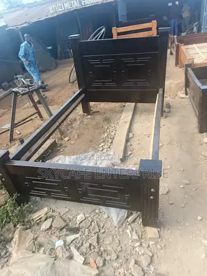 Mahogany 4 by 6 Bed
