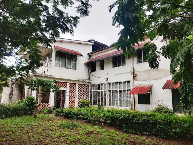 5bdrm Mansion in Furaha Estate, Shelly Beach for sale