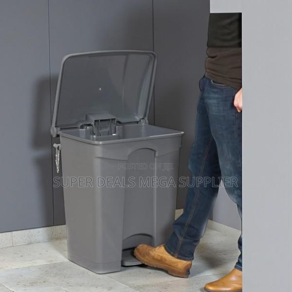 Long- Lasting Plastic 30l Step Pedal Waste Garbage Bin for Hotels - main view