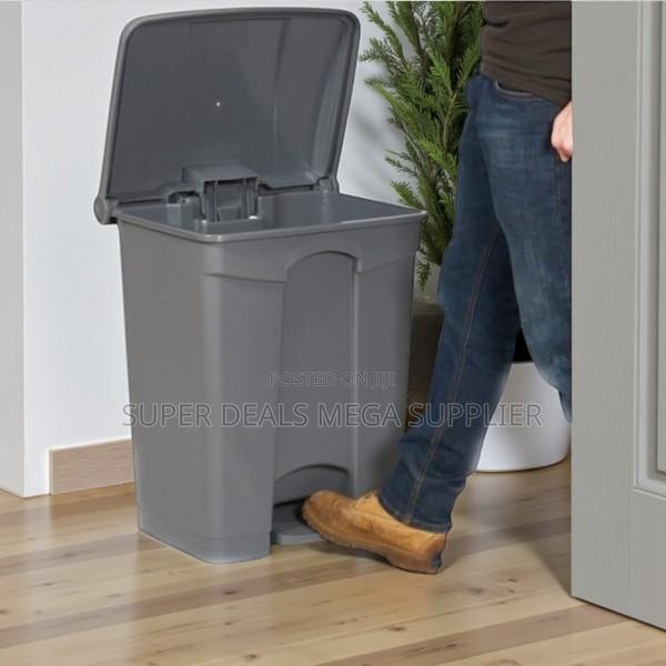 Durable Hard Plastic 30l Step Pedal Waste Garbage Dust Bin for Hotels