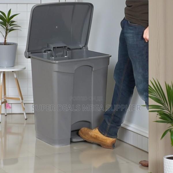 Plastic Material 30l Step Pedal Waste Garbage Dust Bin for Hospitals