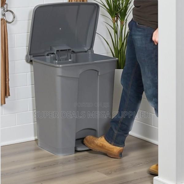 Hard Gauge Plastic 30l Step Pedal Waste Garbage Dust Bin for Daily Use