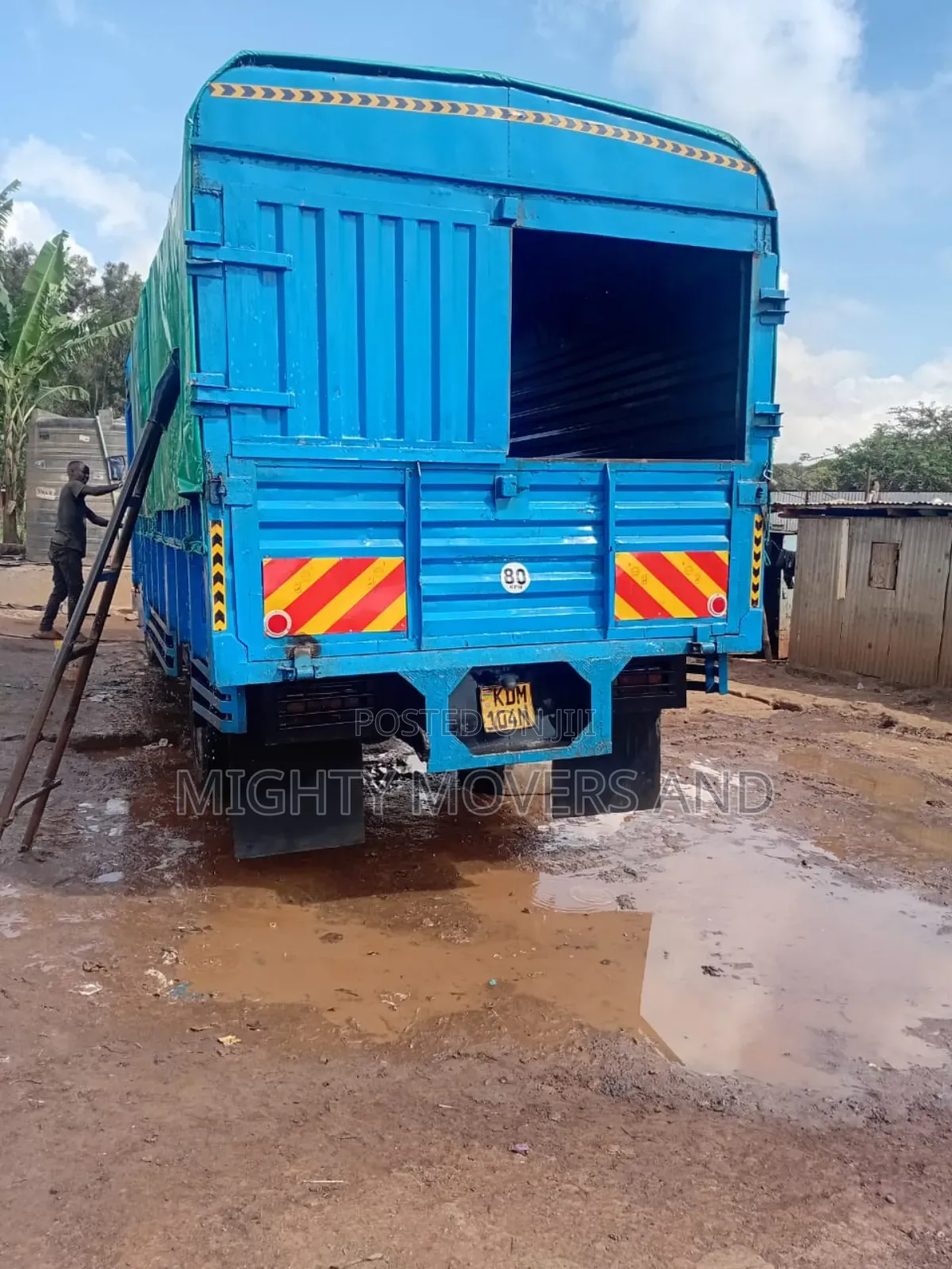 Lorries for Errands and Logistics Services Are Available