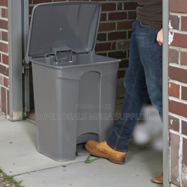 Easy to Assemble Hard Plastic 30l Step Pedal Waste Garbage Dust Bin