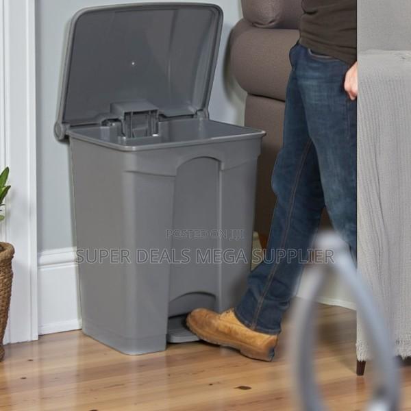 Hygienic Waste Disposal Hard Plastic 30l Step Pedal Waste Garbage Bin