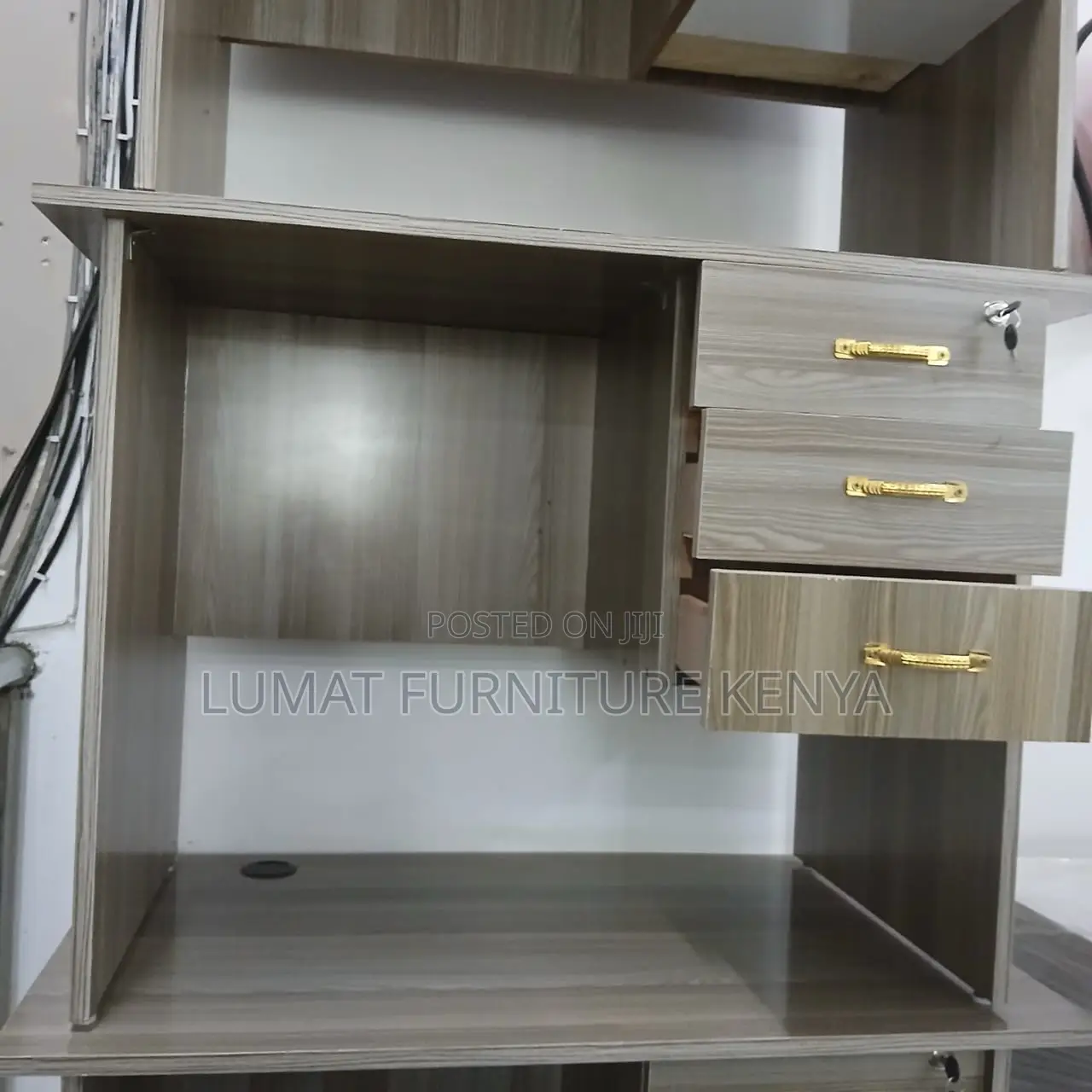 Spacious Tabletop for Books, Laptops, and Study Materials
