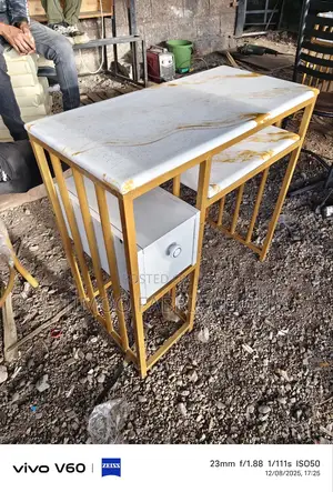 Nail Table With Mable