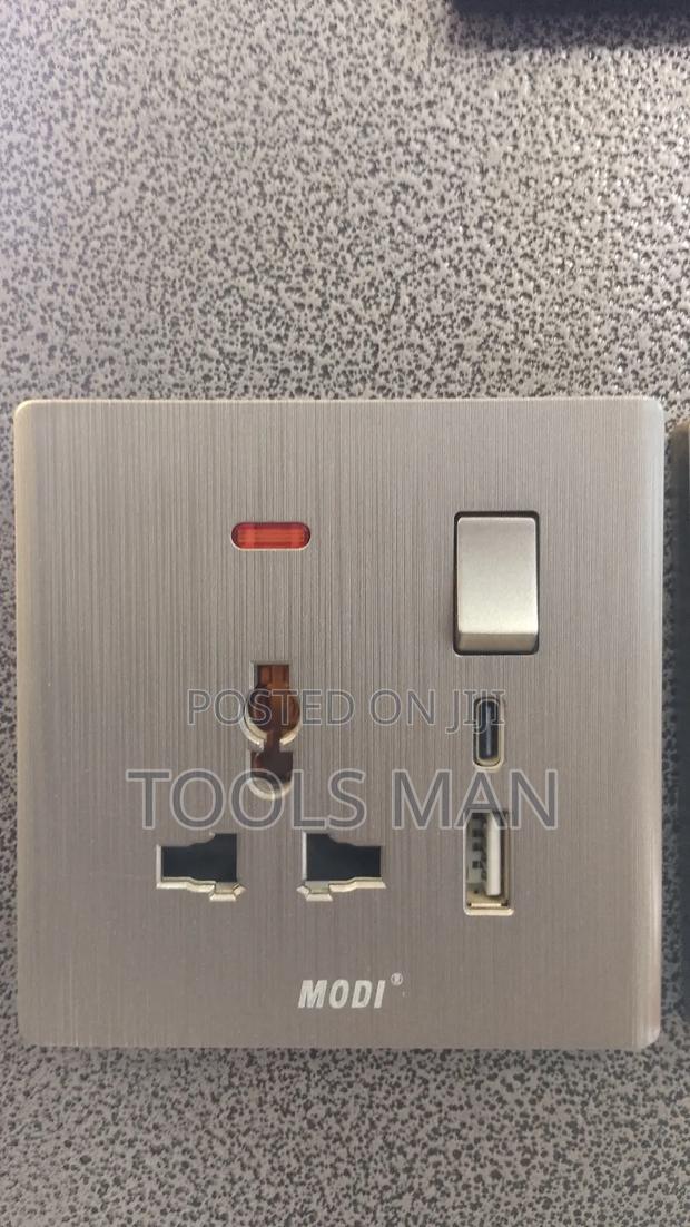 Domus 1 Gang Switched Universal Socket With 2 Usb Ports.
