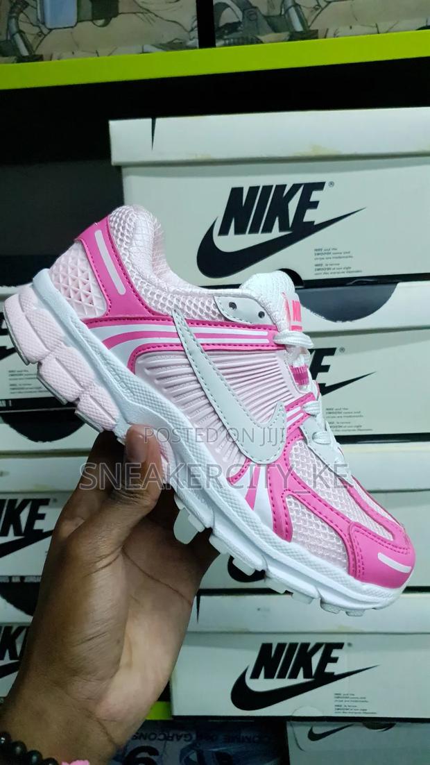 Nike Vomero Pink Colorway - thumbnail 2