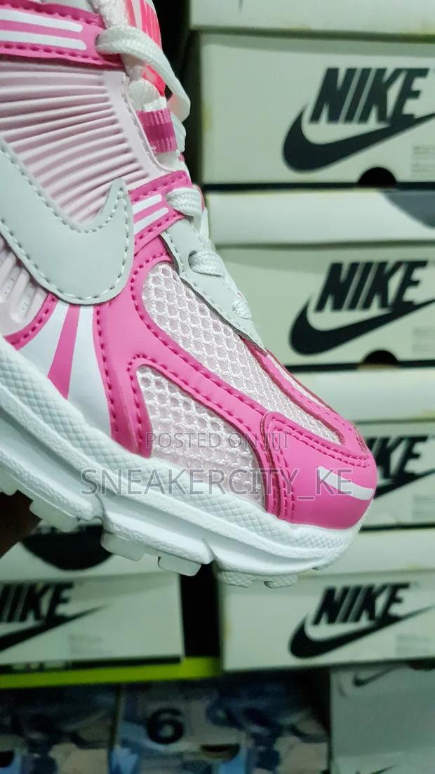 Nike Vomero Pink Colorway - thumbnail 3