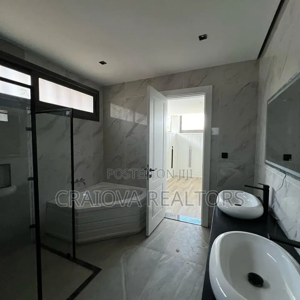 5bdrm Villa in Lavington for sale