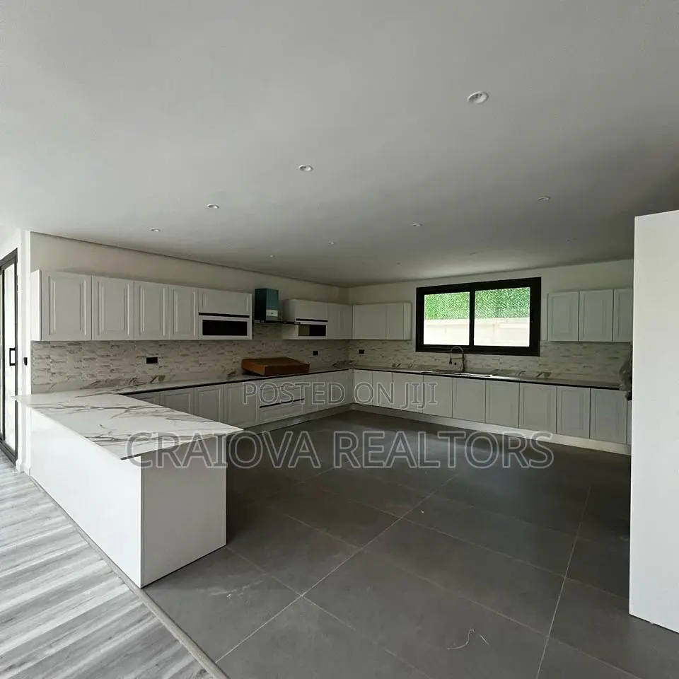 5bdrm Villa in Lavington for sale