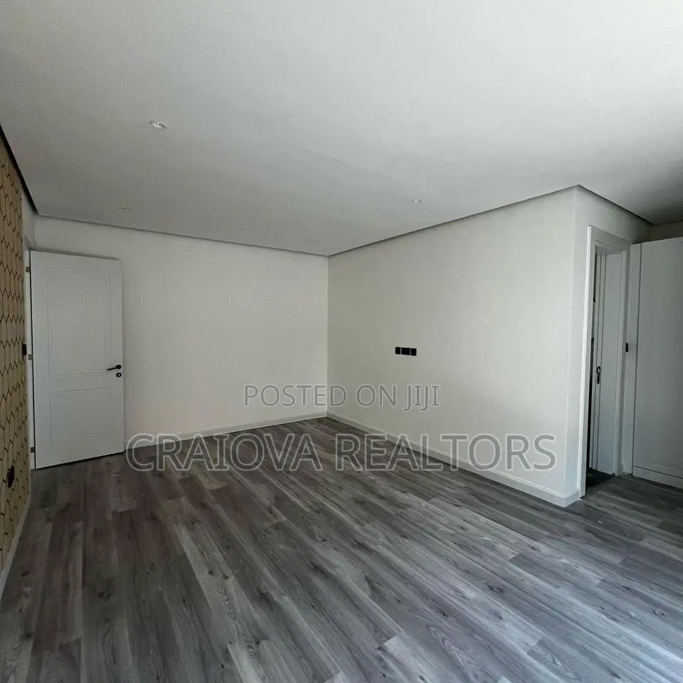 5bdrm Villa in Lavington for sale