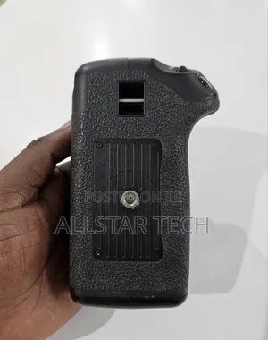 Canon Bg-E8 Battery Grip for Eos Rebel T2i, T3i, T4i T5i