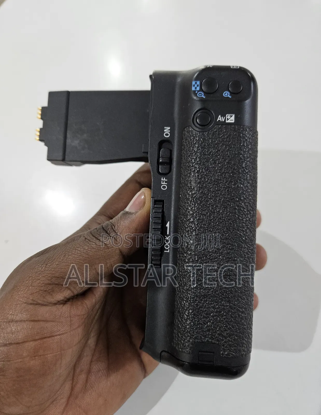 Canon Bg-E8 Battery Grip for Eos Rebel T2i, T3i, T4i T5i