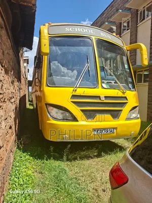 Isuzu Executive Bus 2000 Yellow