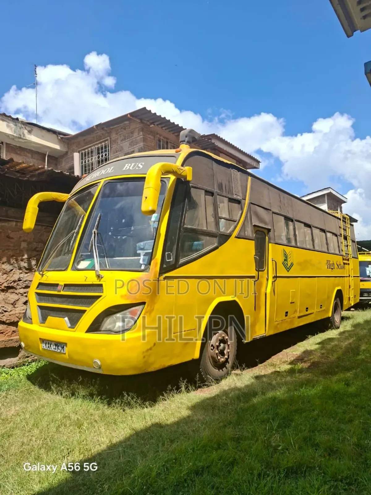 Isuzu Executive Bus 2000 Yellow