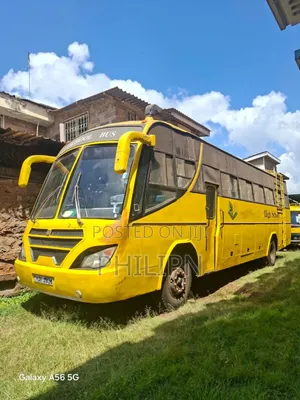 Isuzu Executive Bus 2000 Yellow