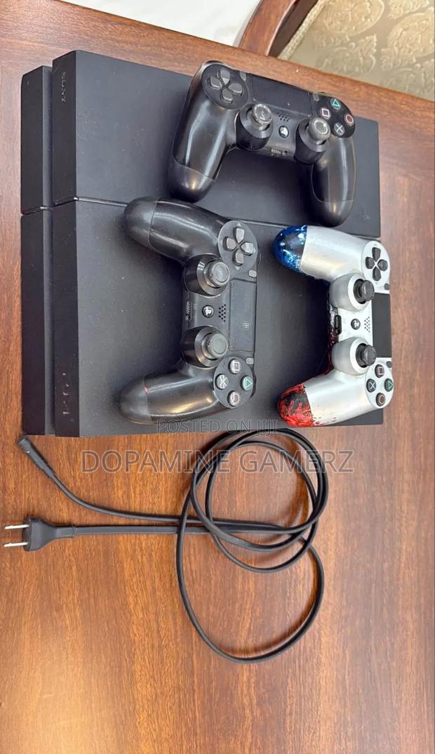 Playstation 4 Standard - main view