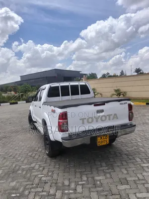 Toyota Hilux SR 4x4 2015 White