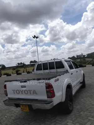 Toyota Hilux SR 4x4 2015 White