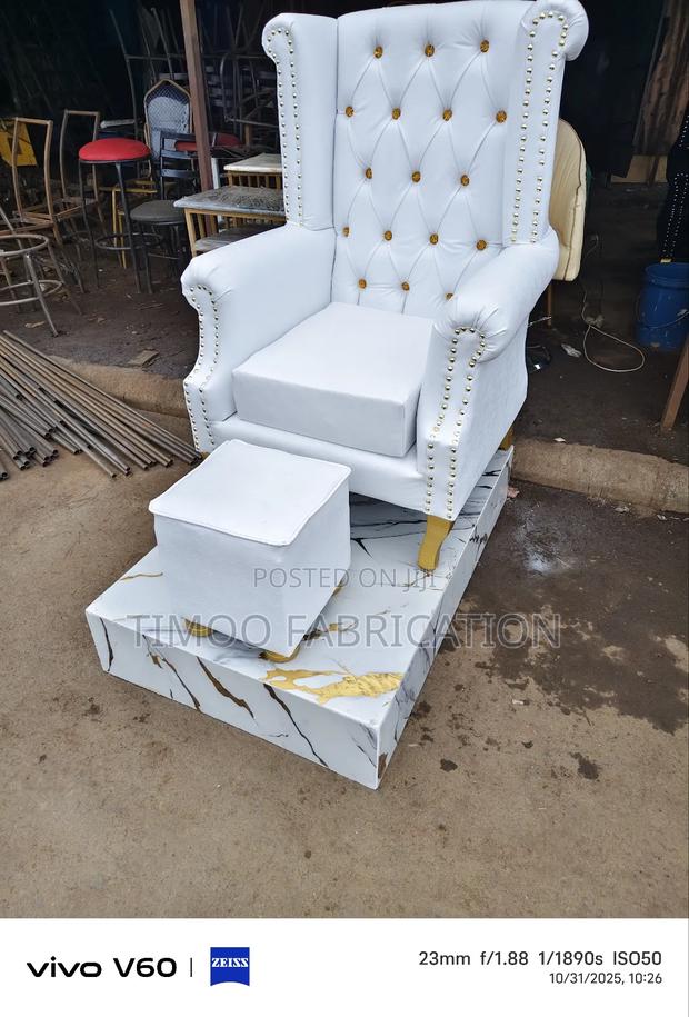 King Chairs With Puff and Mable Sheet Platform - thumbnail 3