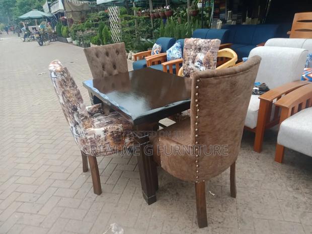 An Elegant 4 Seater Dinning Set