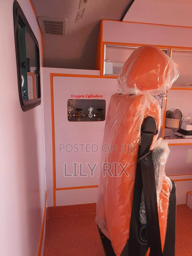 Toyota HiAce 2018 Black - thumbnail 4