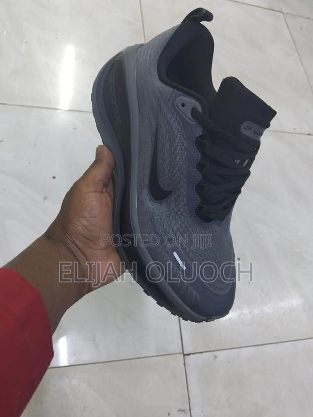Grey Nike Vamero Plus Men Running - thumbnail 3