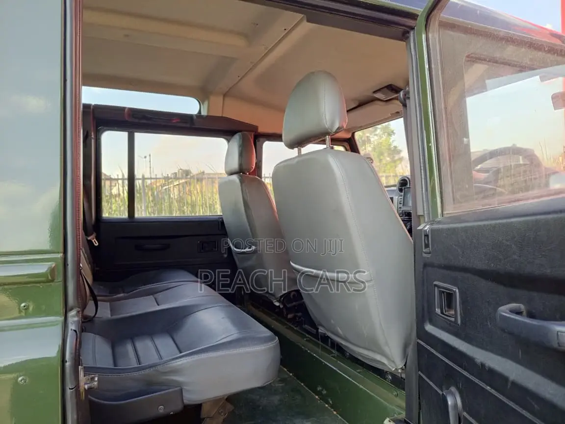 Land Rover Defender Puma 110 SW 2010 Green