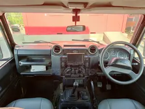 Land Rover Defender Puma 110 SW 2010 Green