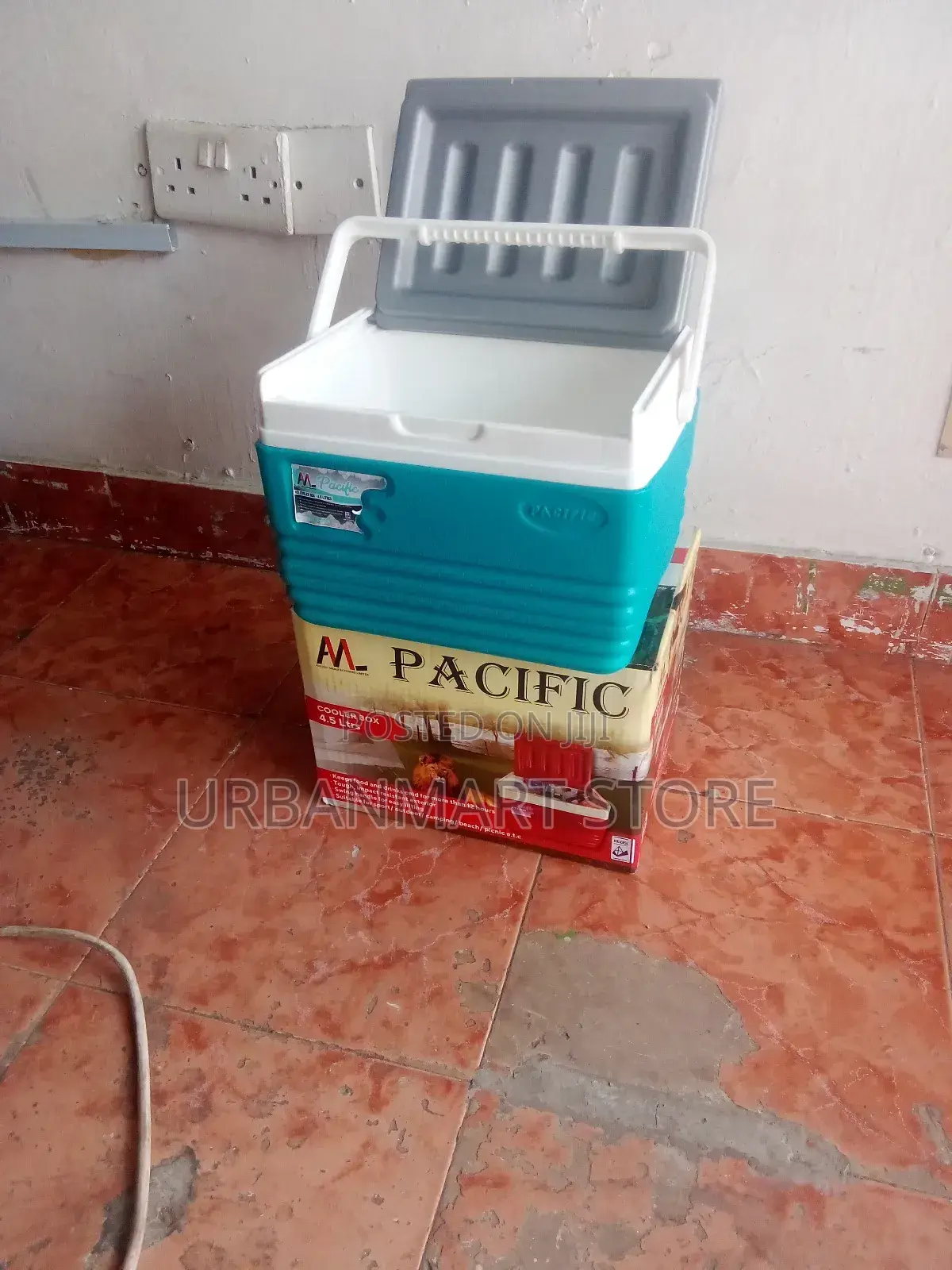Compact 4.5l Cooler Box – Portable Cooling for Drinks Snacks