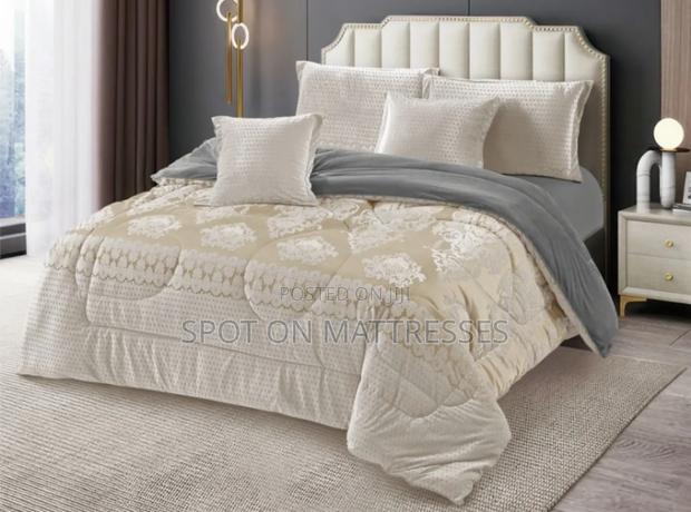 Toptier Warm Silk Duvets Size 6x7 - 1 Duvet, 1 Bedsheet, 4 Pillowcases