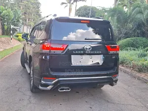 Toyota Land Cruiser LC300 2023 Black