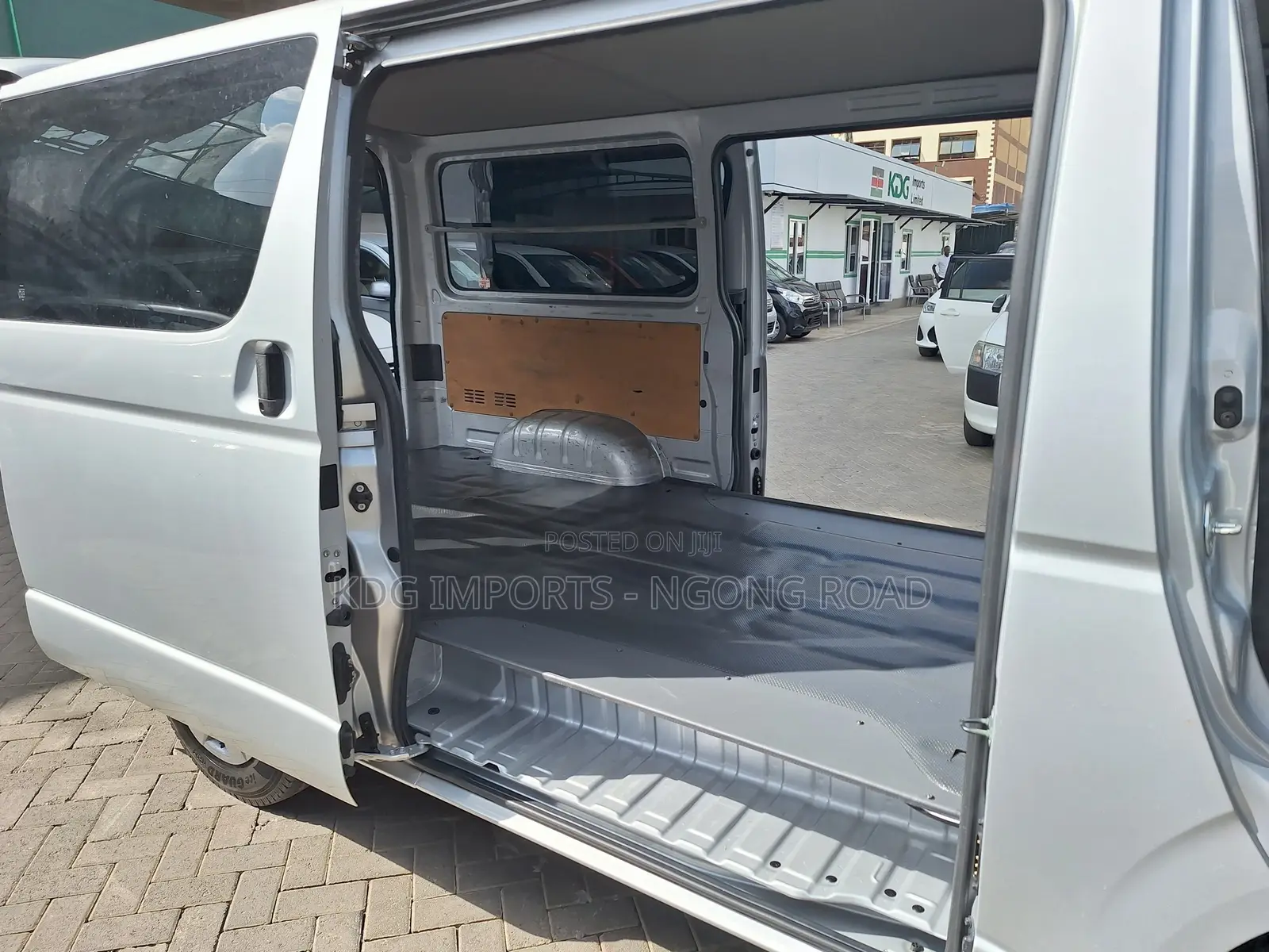 Toyota HiAce 2018 Silver