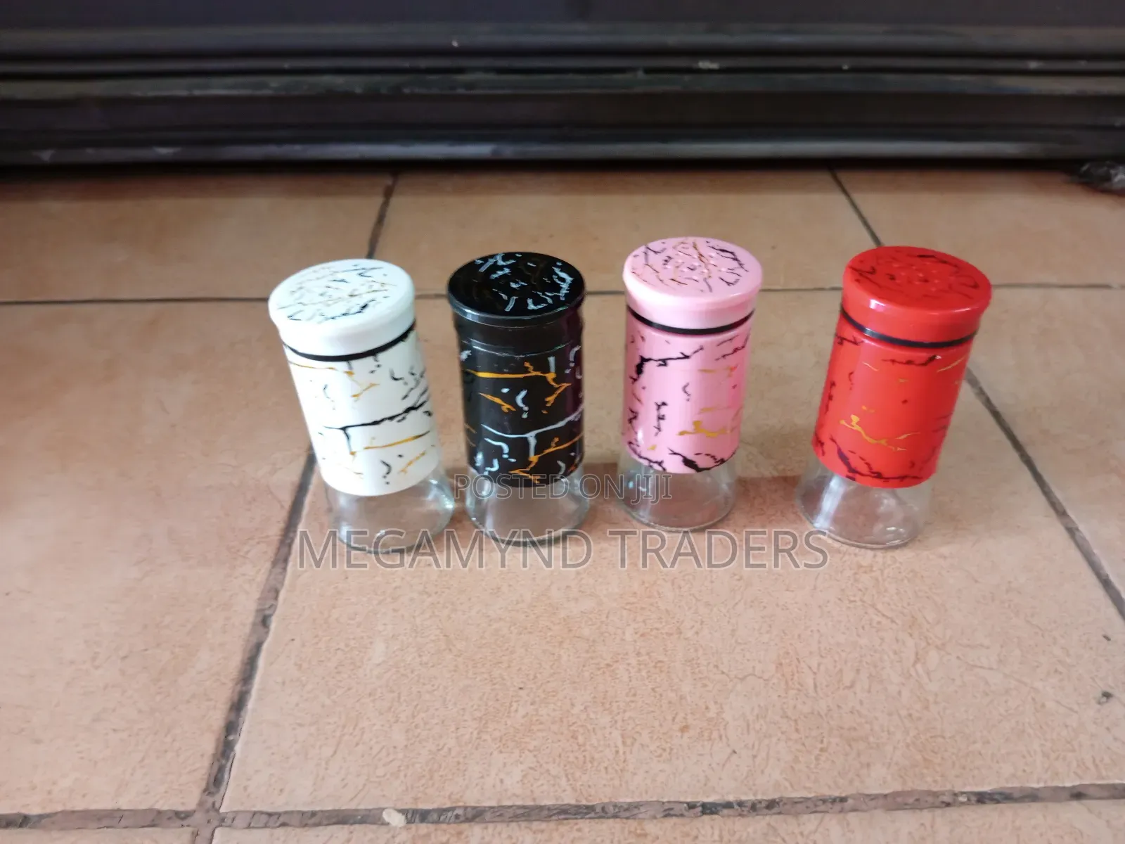 Salt Shaker / Glass Salt and Pepper Shakers