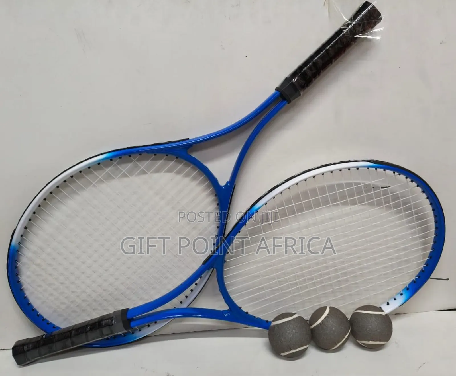 A Pair Of Long Tennis Rackets With 3 Tennis Balls And  Free Bag