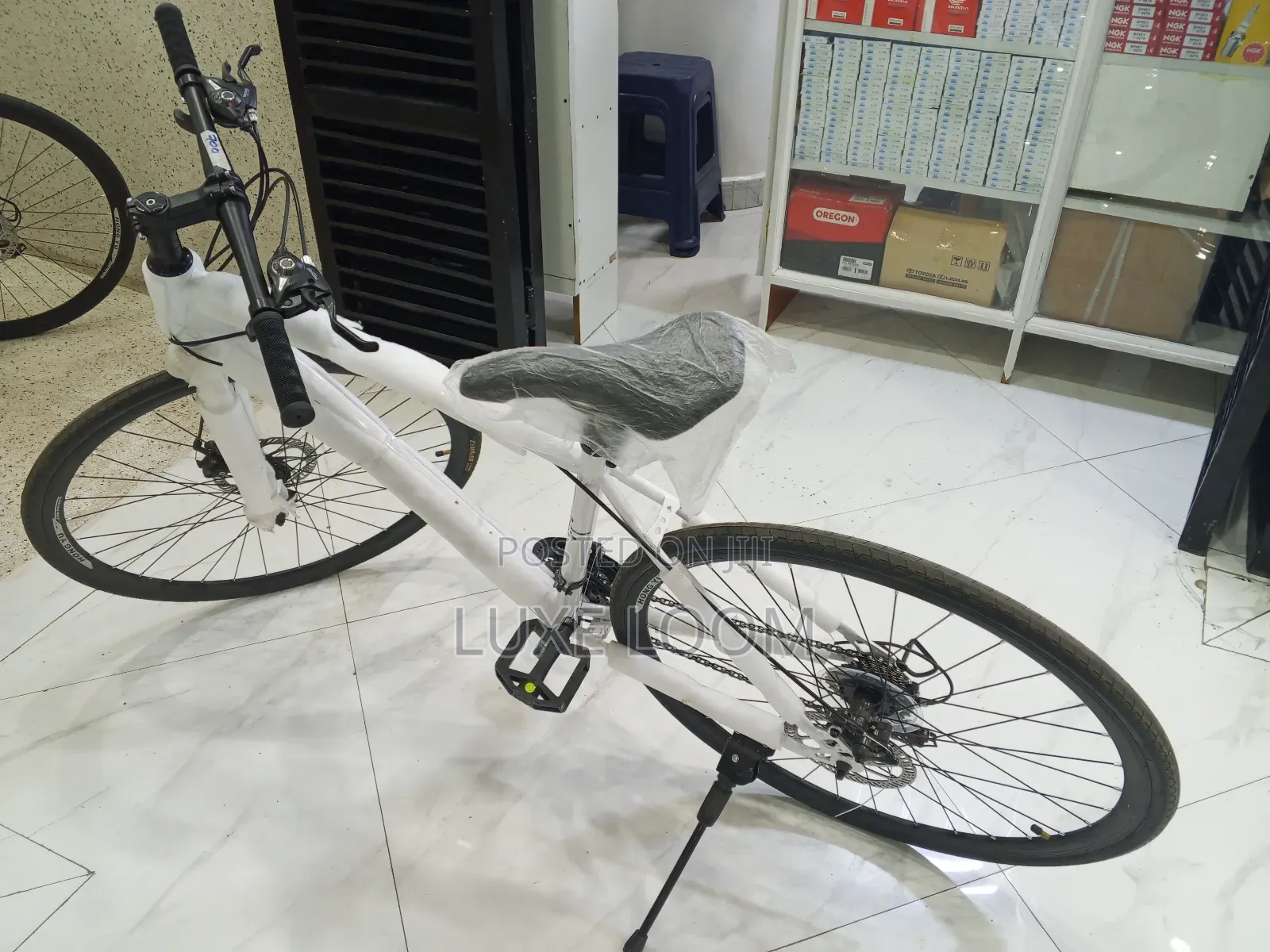Premier Racing Bike Size 27.5, 18 Speed