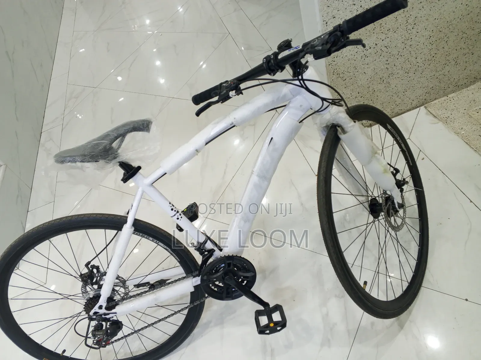 White Hybrid Racing Bike Size 27.5
