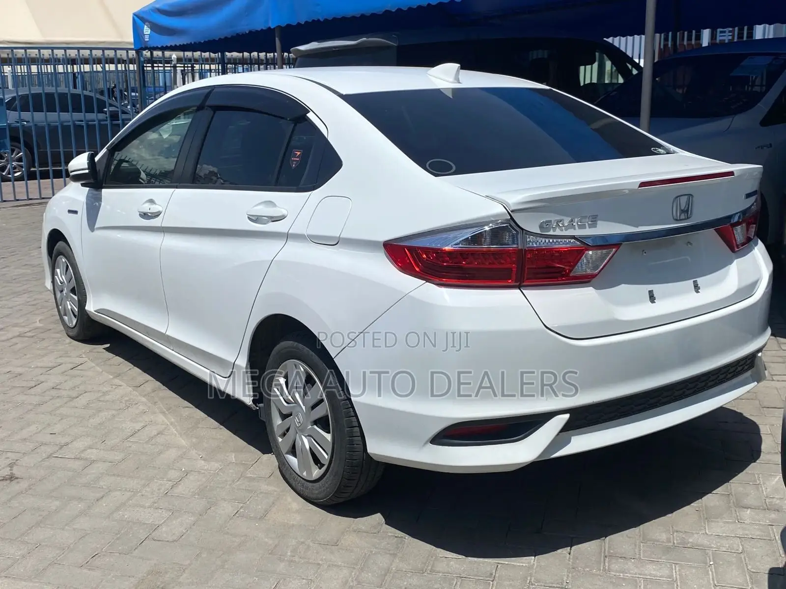 Honda Grace 2018 White