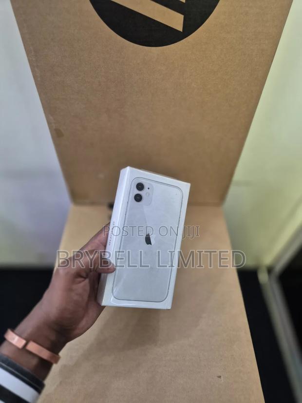 New Apple iPhone 11 128 GB White - main view