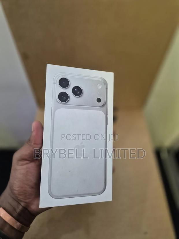 New Apple iPhone 17 Pro Max 256 GB Silver - main view