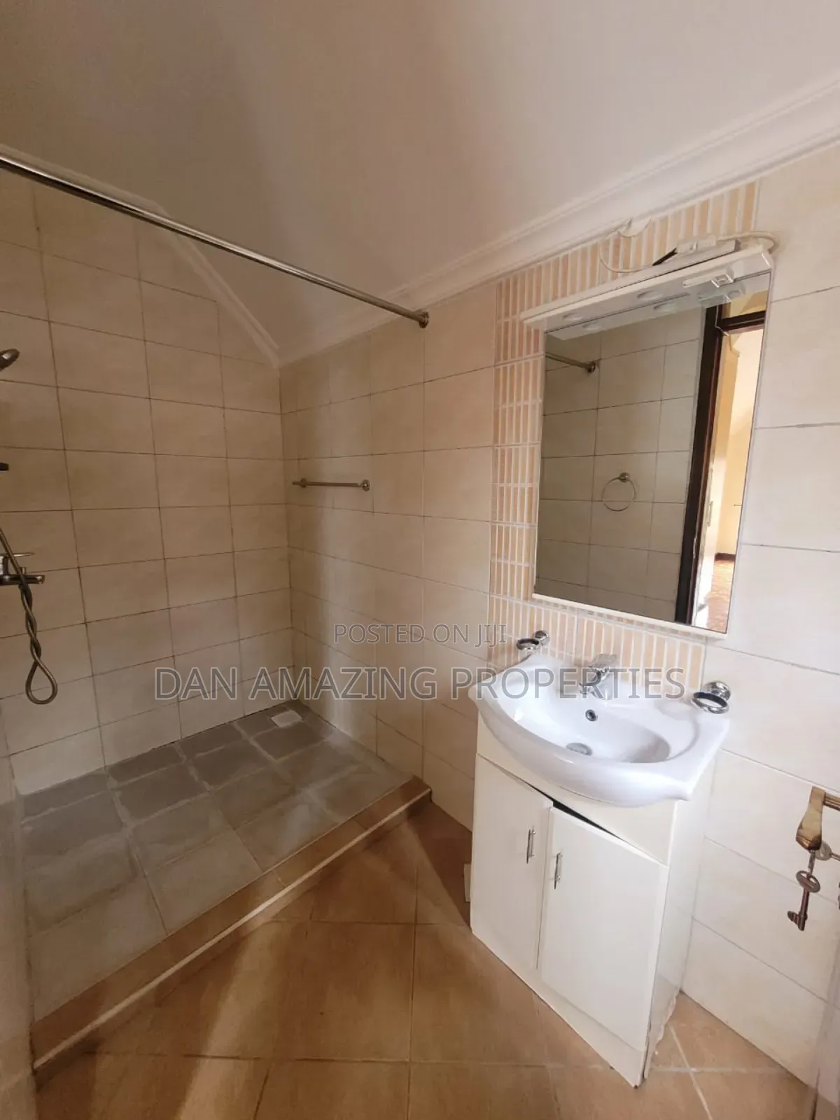 6bdrm Maisonette in Lavington Plus Dsq for rent